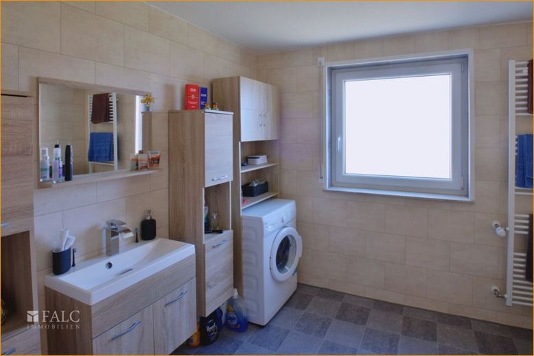 2-Familienhaus + gemütlicher Dachwohnung, vermietet, sehr gepflegt, großer Garten, Kapitalanlage. – Bad