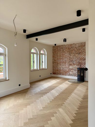 Rare opportunité dans un monument KfW : loft dans un immeuble ancien, grande terrasse sur le toit et prestations haut de gamme PREMIÈRE OCCUPATION – Wohn-/Essbereich mit Kaminofen