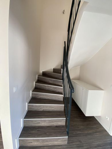 Kröpelin'de satılık kat mülkiyetli daire – Betontreppe in Dachgeschoss