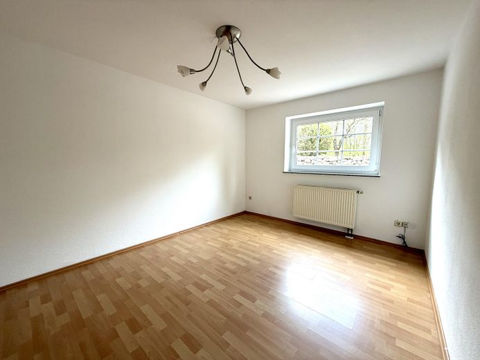 225 qm Familienglück auf 2 Ebenen + Toller Garten, Sauna & Kamin – Büro im Keller