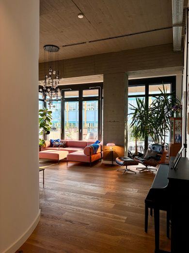 Viel Platz für den Alltag in dieser modernisierten 4-Zimmer-Loftwohnung in Lichtenberg – Wohnzimmer