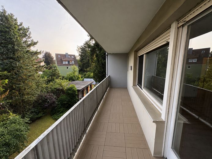 Frisch renoviertes Apartment mit neuer Einbauküche und Balkon – Balkon