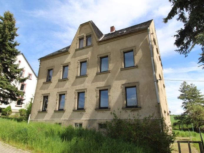 Massives, leerstehendes Mehrfamilienhaus in schöner Lage – Foto 1