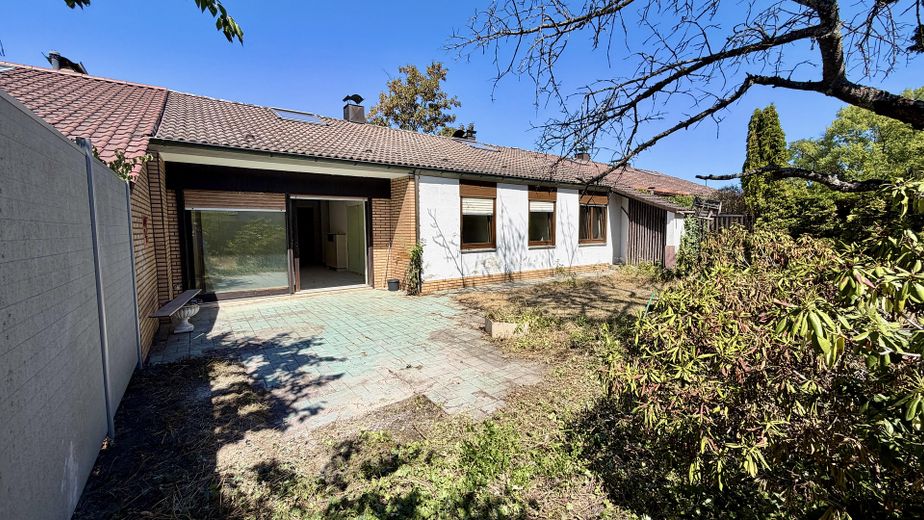 Rohdiamant in Top-Lage: Ebenerdiger Bungalow mit großem Garten – viel Platz für Familien – Terasse