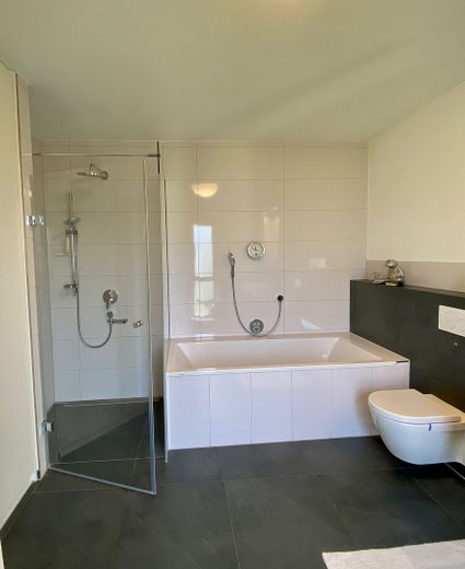 Bestens ausgestattete Maisonette-Wohnung (ca. 185 m², mit Einbauküche) in ruhiger Citylage von Bühl! – Eltern-Bad / 1. OG