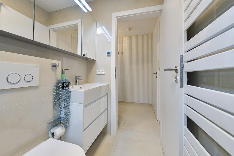 Voll möblierte und neu renovierte 3-Zim.-Wohnung in HN-City mit Einzelgarage - PROVISIONSFREI – Badezimmer