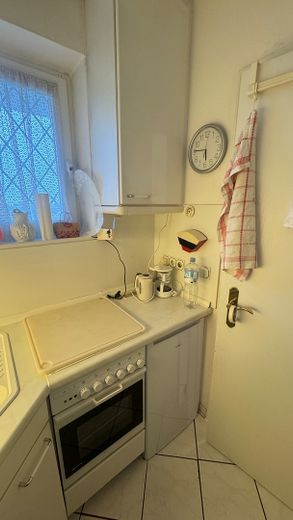 2-Zimmer Wohnung mit Balkon und Außenstellplatz – Küche Herdseite