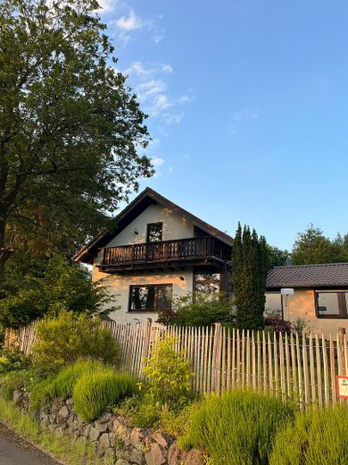 Fereinhaus Anwesen in exponierter Aussichtslage auf einem Höhenzug nahe Nürburgring provisionsfrei – Balkon 