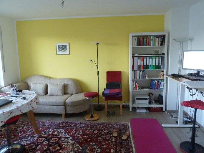 Bright 2-room apartment in a central, quiet location with balcony, loggia, view of greenery and parking space – Wohnzimmer