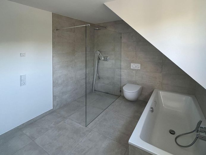 Almost finished: semi-detached house with garden & fireplace near Dresden – Wohnbeispiel Badezimmer