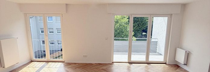 Einfach einziehen - Sanierte 4-Zimmer Wohnung mit Westbalkon – Wohnzimmer