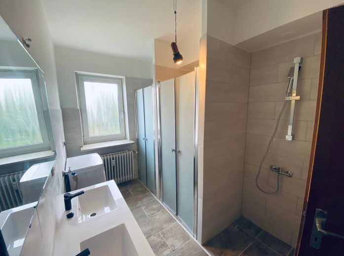 Bad mit Duschkabinen