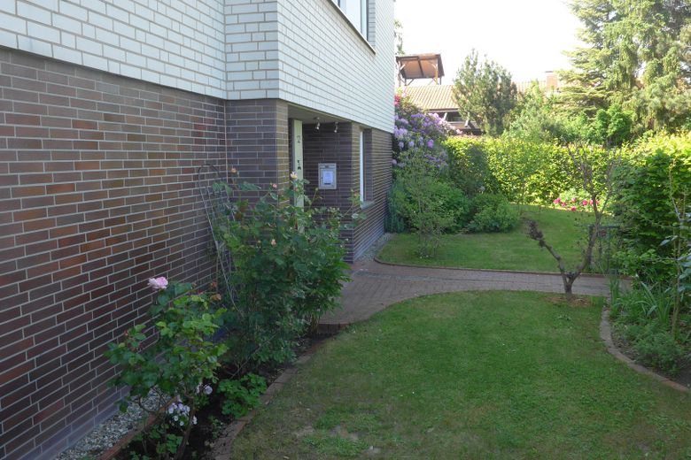 Maison d’architecte située sur un versant calme avec espace séparé pour bureau/cabinet (appartement indépendant) – Vorgarten zum Büro
