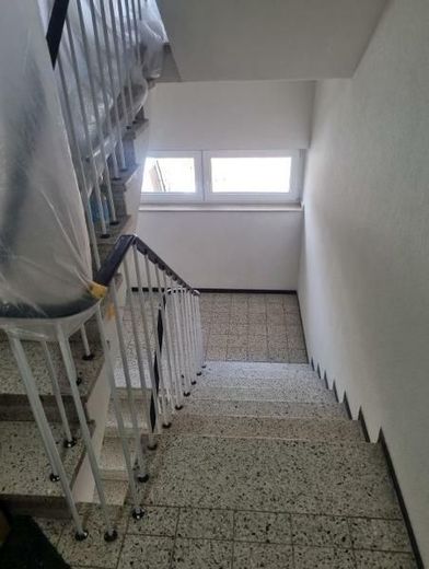 Kernsaniertes 6-Familienhaus mit Wärmepumpe, Garagen und Energieklasse A – Hausflur