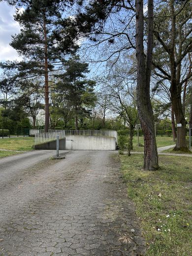 Senza commissione: luminoso appartamento di 3 locali in posizione tranquilla con vista aperta – Tiefgarage