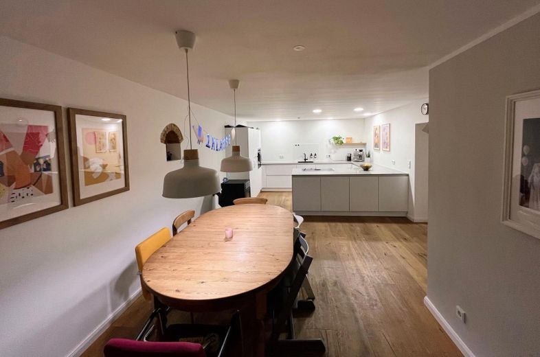 Einfamilienhaus - kernsaniert mit Innenhof und Garten, Scheune, PV – Esszimmer in Küche