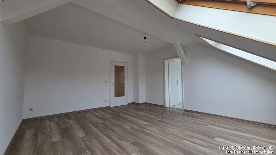3-Zimmer-Dachgeschoss-Wohnung mit EINBAUKÜCHE in Zwickaus Nordvorstadt an KAPITALANLEGER zu verkaufen! – Wohnen