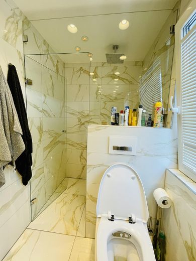 Designer Maisonette-Wohnung nähe Zoopark mit Blick ins Grüne, Fussbodenheizung, Kamin, Terrasse – Gäste WC Dusche unten