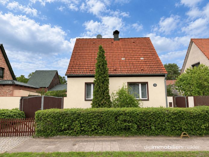 Solides Einfamilienhaus mit Garten – Foto 1