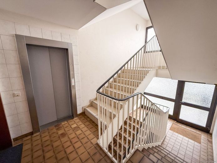 Hell und modern gehaltene Eigentumswohnung mit Balkon in zentraler Lage von Saarbrücken – Hausflur