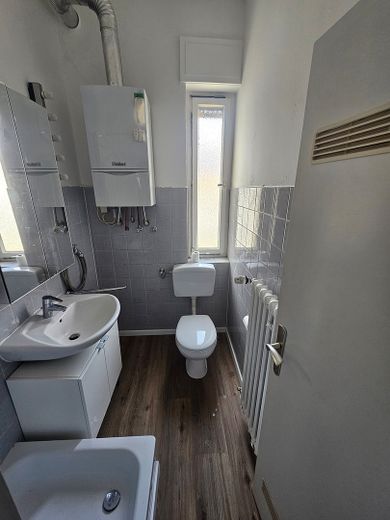 Frisch renovierte 2-Zimmer-Wohnung mit hellem Wohnbereich in zentraler Lage – Foto 6