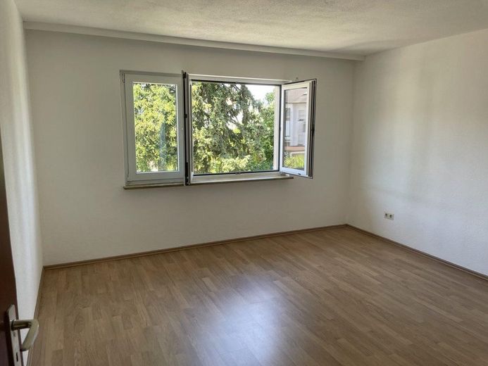 Luminoso appartamento di 3 locali con balcone e posto auto a Karlsruhe-Wolfartsweier – Helles Zimmer, Blick ins Grüne