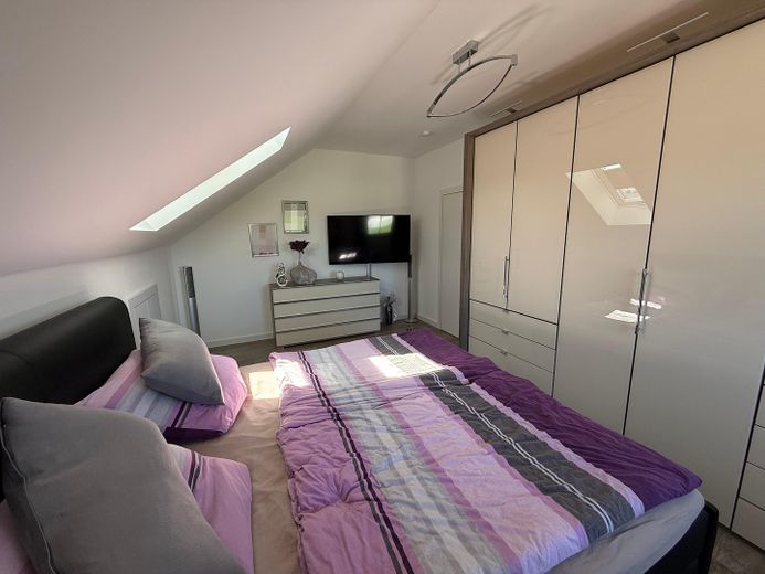 ETW mit gehobener Ausstattung und Fernblick in beliebtem Wohnviertel von Hengersberg – Schlafzimmer 