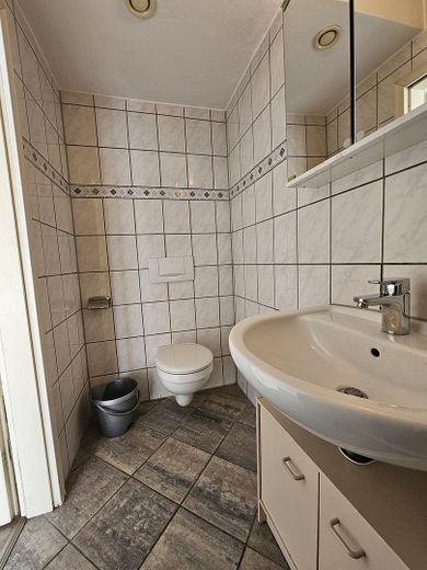 Schöne 1-Zimmer Single Wohnung Mitten in Solingen-Ohligs – Badezimmer_Toilette