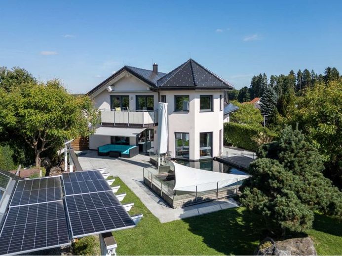 LUXUS-ZWEIFAMILIENHAUS MIT AUFZUG, SAUNA, GARTEN, GARAGEN & KOI-BECKEN – Foto 1