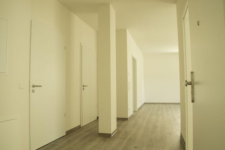 Neubau Erstbezug! Wunderschöne 3 ZW inkl. EBK, Balkon, TG-Stellplatz + Wallbox! – Flur