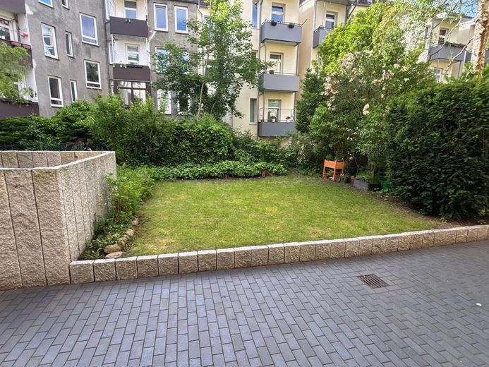 Stilvolle ruhige 3-Zi-Dachgeschosswohnung – eigene Etage, Dachbalken & Gartenmitnutzung – neu gestalteter Hof mit Garten