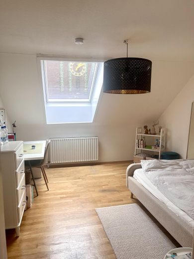 2-Zimmer-Dachgeschosswohnung mit Garten im Gallusviertel – Schlafzimmer
