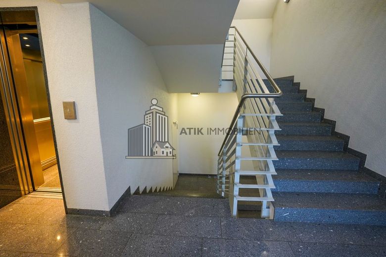 ATIK: Moderne, klimatisierte Bürofläche im obersten Stockwerk direkt am Luisenplatz - provisionsfrei – Treppenhaus
