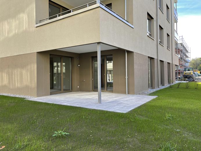 Voll möbliert, auch auf Zeit: exklusive 2-Zimmer-Gartenwohnung in Top-Lage in Freilassing – Terrasse, Garten