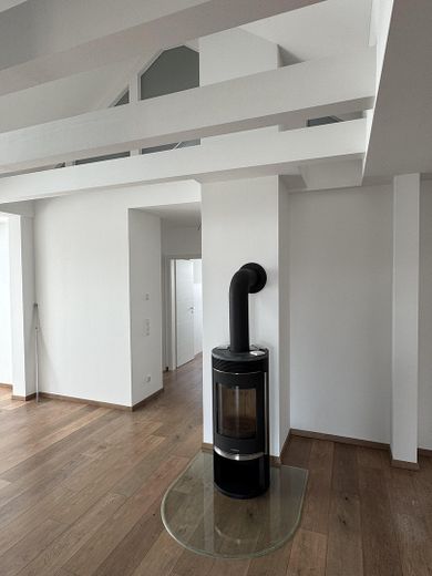 Große Dachgeschosswohnung mit Balkon und EBK in ruhiger Lage – Kaminholzofen 2