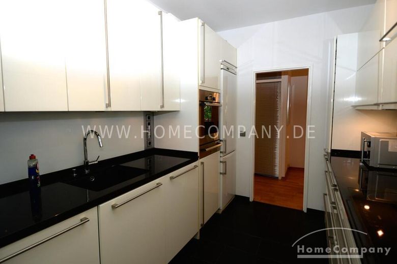 Helle und stilvoll möblierte Wohnung mit großem Balkon und Gartenblick – db9f85a22113dfc930dbc25f7a04f37f62ebb09d.jpg