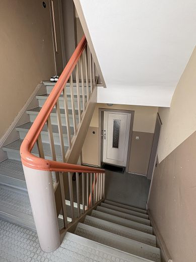 Abitare con stile nel cuore di Erlangen – affascinante appartamento d’epoca di 3 locali in una posizione privilegiata nel centro città – Treppenhaus