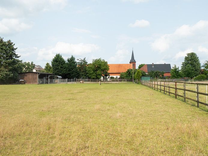 Weide mit Sicht auf Hof