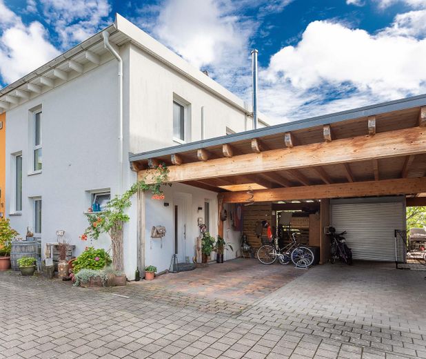 Frontansicht mit Carport