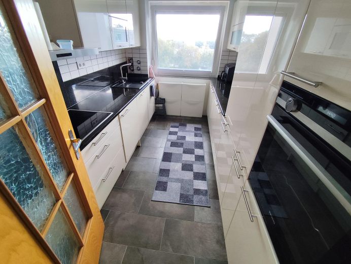 Grand appartement de 4 pièces avec balcon et place de parking en sous-sol, dans un quartier prisé de Bad Homburg – Küche