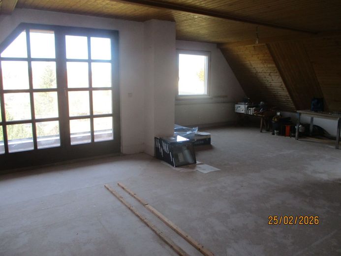 Freistehendes 3-Familien Haus in ruhiger Lage – Wohnzi. - Küche DG (2)