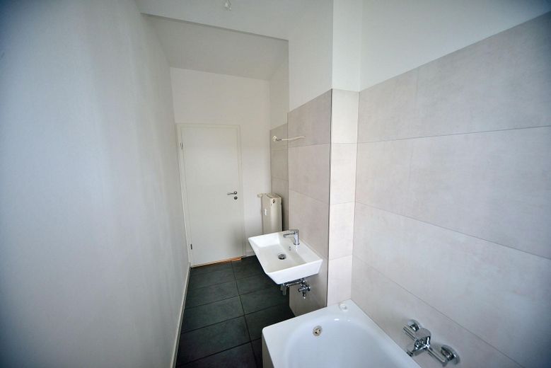 Helle Wohnung in Alt-Hohenschönhausen, 2 Zimmer, Einbauküche, Loggia – Bad