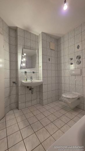3-Zimmer-Dachgeschoss-Wohnung mit EINBAUKÜCHE in Zwickaus Nordvorstadt an KAPITALANLEGER zu verkaufen! – Bad