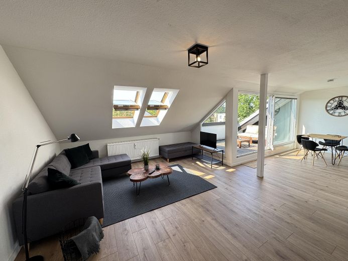 Modernes 2-Zimmer-Dachgeschoss-Apartment mit Dachterrasse & Stil – Wohnbereich