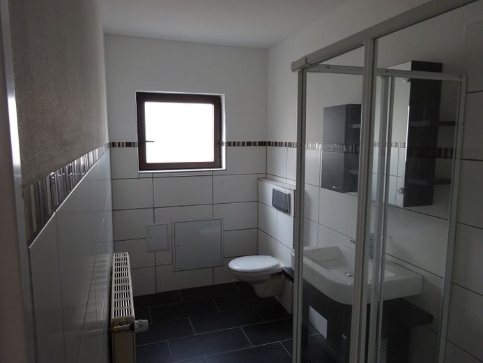Appartement de plain-pied de 2,5 pièces avec cuisine, salle de bains, terrasse et buanderie – Bad Bild 1