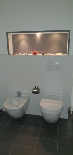 Luxuriöse Neubau-Immobilie in Naturnähe: Modern, lichtdurchflutet und vielseitig – WC - OG