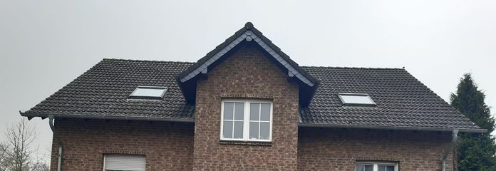 Gepflegtes Zweifamilienhaus mit freier Dachgeschosswohnung, großem Südgarten und Garage