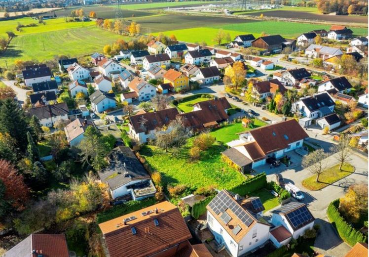 Attraktives Grundstück für EFH oder 2 DHH provisionsfrei zu verkaufen – Luftbild Ort