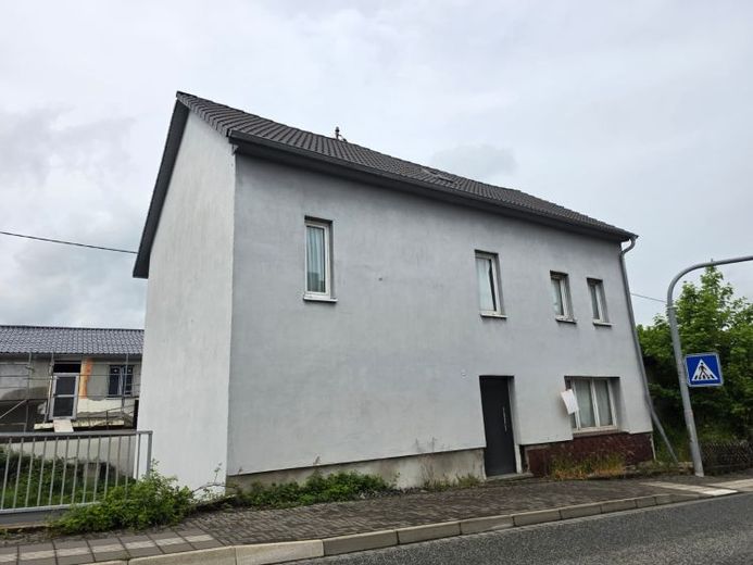 Renovierungsbedürftiges Zweifamilienhaus (teilweise saniert) mit Potenzial und Garage in Roth – Foto 1