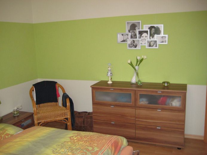 Helle 2 ZKB Wohnung, Balkon, Badezimmer mit Fenster, Einbauküche VB, Keller, Stellplatz – Schlafzimmer
